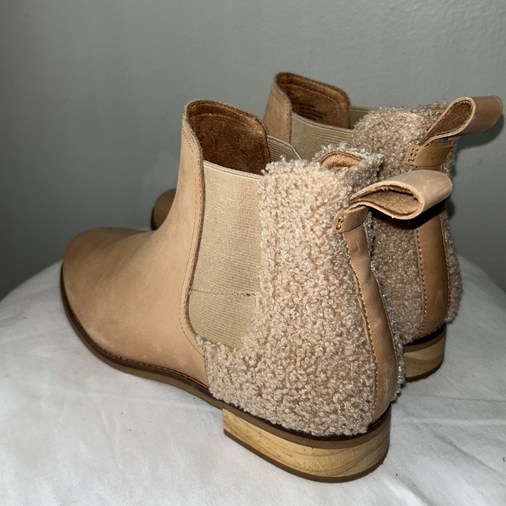 TOMS Ella Chelsea Ankle Bootie Honey Leather Faux Shearling Size 10